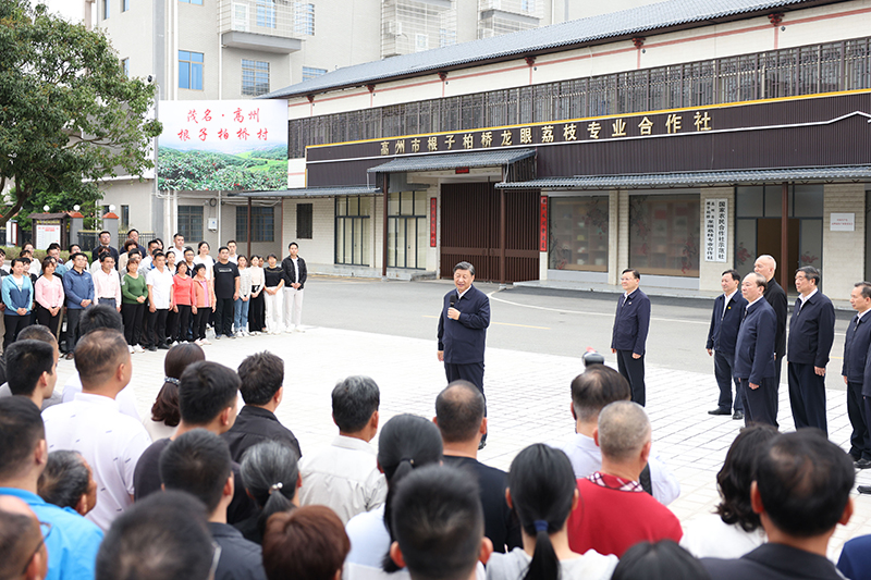 4月10日至13日，中共中央總書記、國家主席、中央軍委主席習(xí)近平在廣東考察。這是11日下午，習(xí)近平在茂名高州市根子鎮(zhèn)柏橋村同村民親切交流。