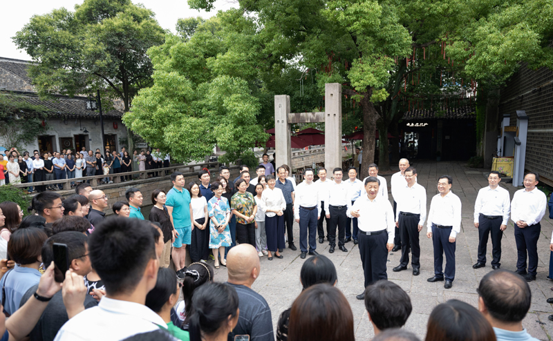 7月5日至7日，中共中央總書記、國家主席、中央軍委主席習(xí)近平在江蘇考察。這是6日上午，習(xí)近平在蘇州平江歷史文化街區(qū)，同當(dāng)?shù)鼐用窈陀慰陀H切交流。